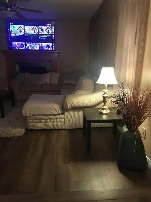 Renovated 4 Bedrooms 20 Sleeps Shopping Center 埃德蒙顿