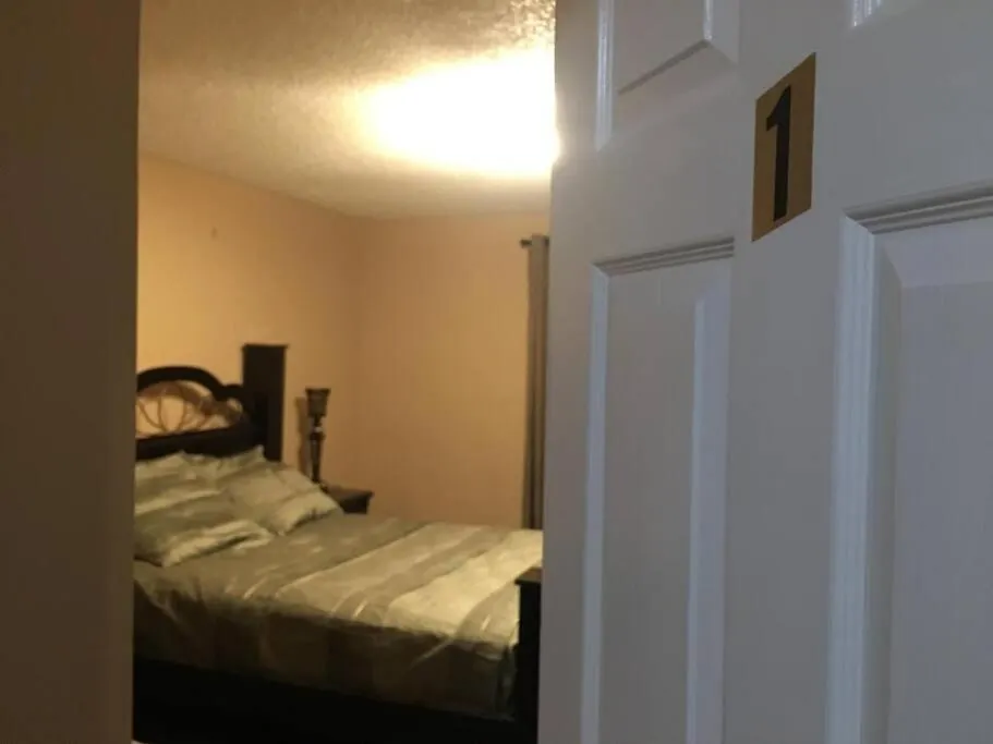 度假居 Renovated 4 Bedrooms 20 Sleeps Shopping Center 埃德蒙顿 加拿大