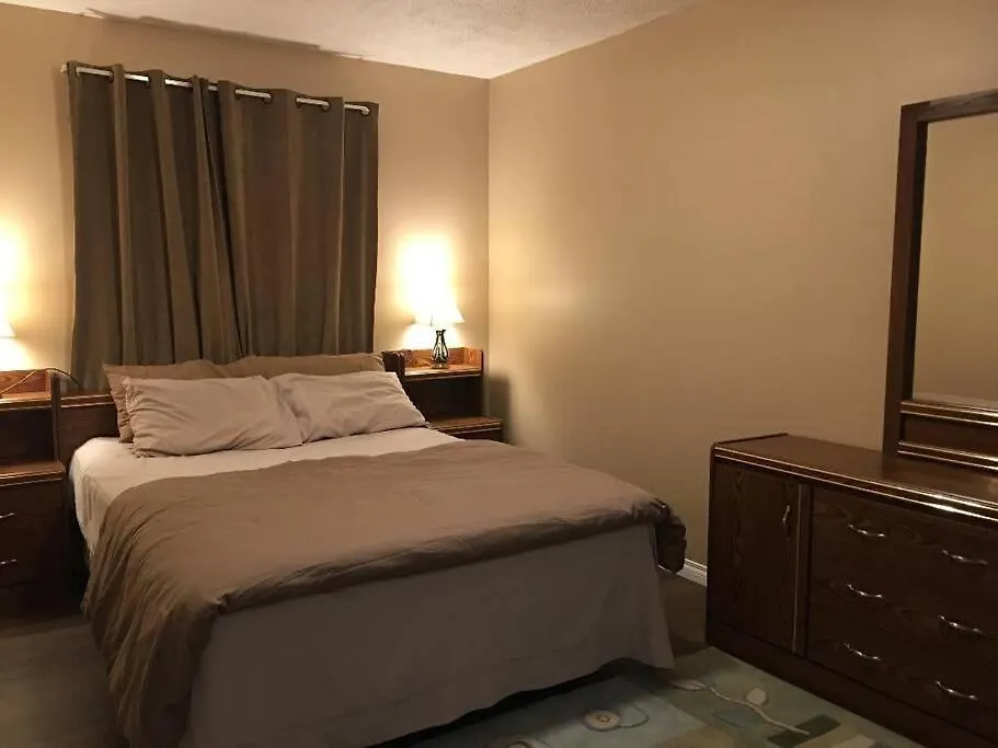 Renovated 4 Bedrooms 20 Sleeps Shopping Center 埃德蒙顿 0*,