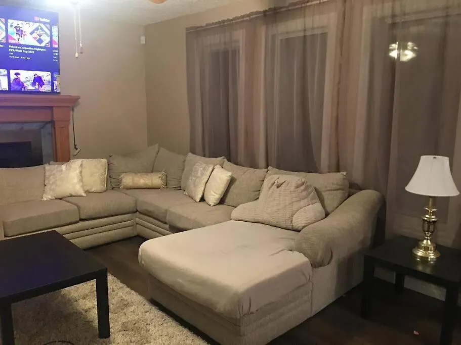 Renovated 4 Bedrooms 20 Sleeps Shopping Center 埃德蒙顿 度假居