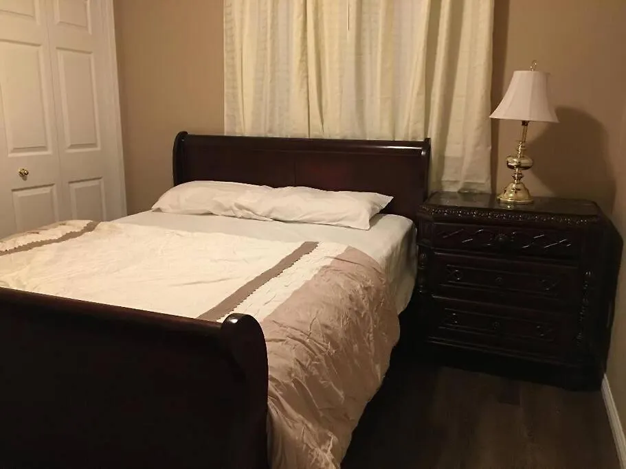 Renovated 4 Bedrooms 20 Sleeps Shopping Center 埃德蒙顿