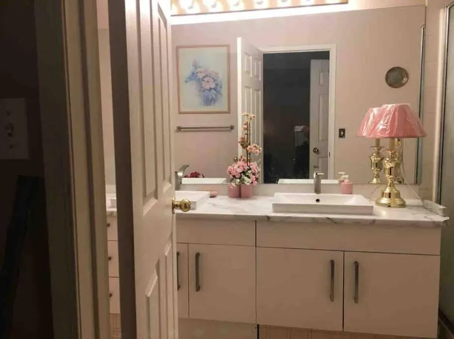 Renovated 4 Bedrooms 20 Sleeps Shopping Center 埃德蒙顿 加拿大
