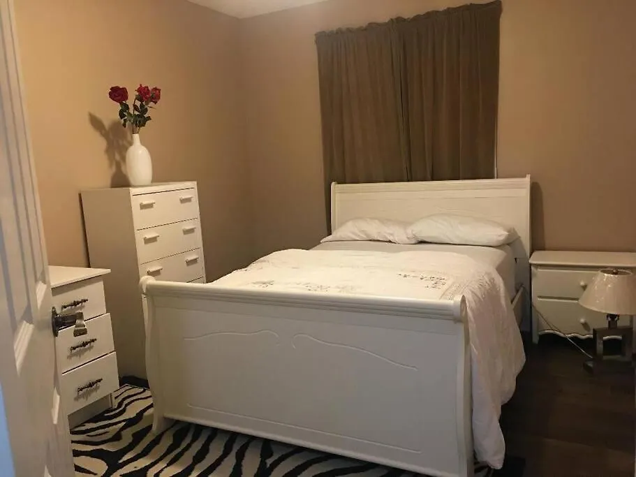 度假居 Renovated 4 Bedrooms 20 Sleeps Shopping Center 埃德蒙顿 加拿大