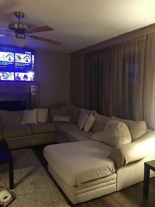 Renovated 4 Bedrooms 20 Sleeps Shopping Center 埃德蒙顿