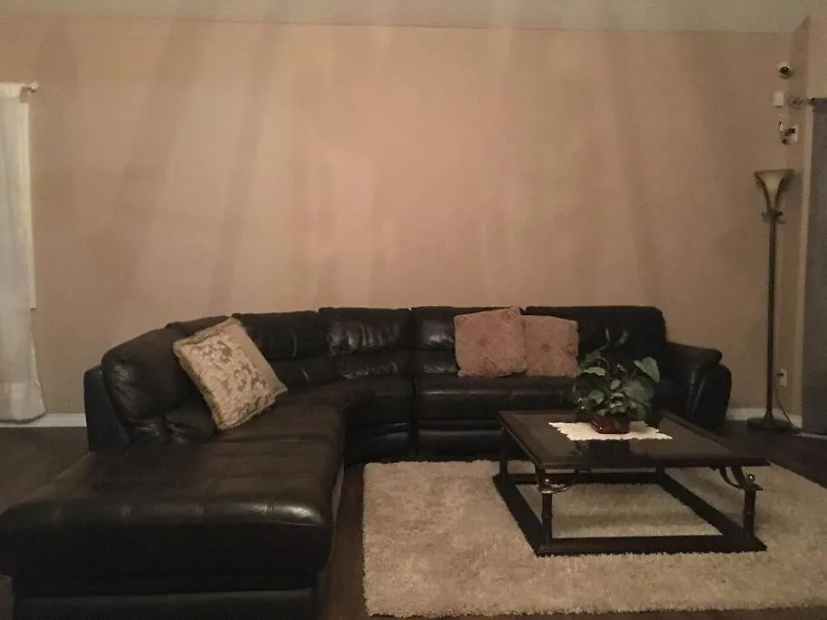 Renovated 4 Bedrooms 20 Sleeps Shopping Center 埃德蒙顿