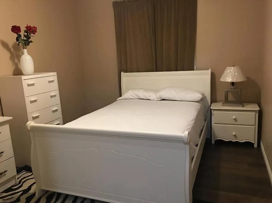 Renovated 4 Bedrooms 20 Sleeps Shopping Center 埃德蒙顿 加拿大
