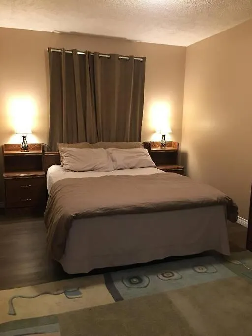度假居 Renovated 4 Bedrooms 20 Sleeps Shopping Center 埃德蒙顿