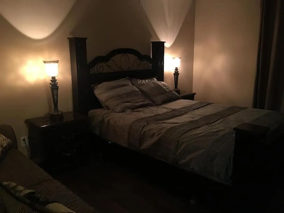 度假居 Renovated 4 Bedrooms 20 Sleeps Shopping Center 埃德蒙顿 加拿大