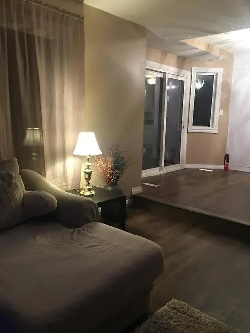 Renovated 4 Bedrooms 20 Sleeps Shopping Center 埃德蒙顿 加拿大