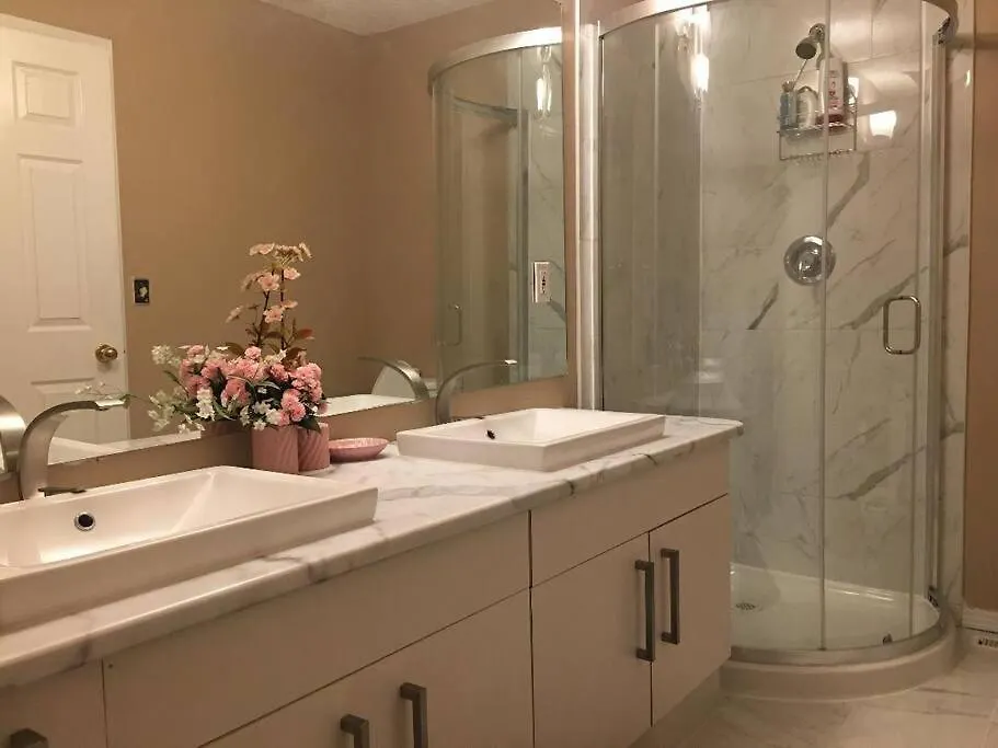 度假居 Renovated 4 Bedrooms 20 Sleeps Shopping Center 埃德蒙顿