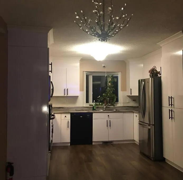 Renovated 4 Bedrooms 20 Sleeps Shopping Center 埃德蒙顿 度假居