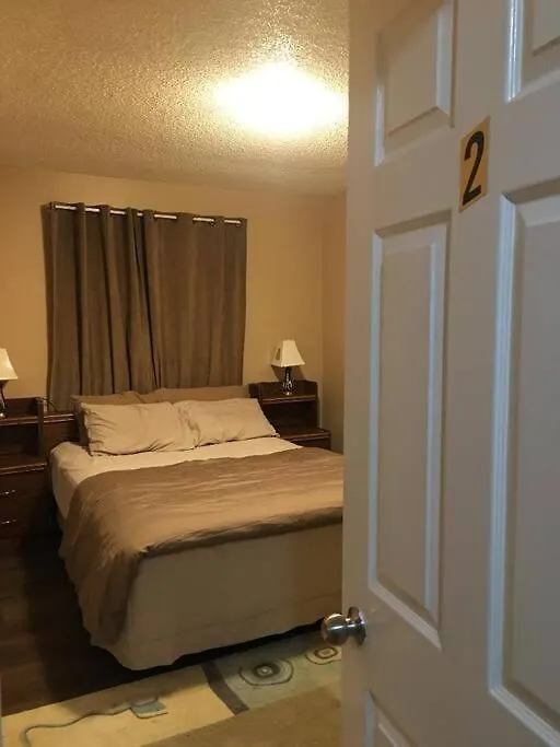 Renovated 4 Bedrooms 20 Sleeps Shopping Center 埃德蒙顿