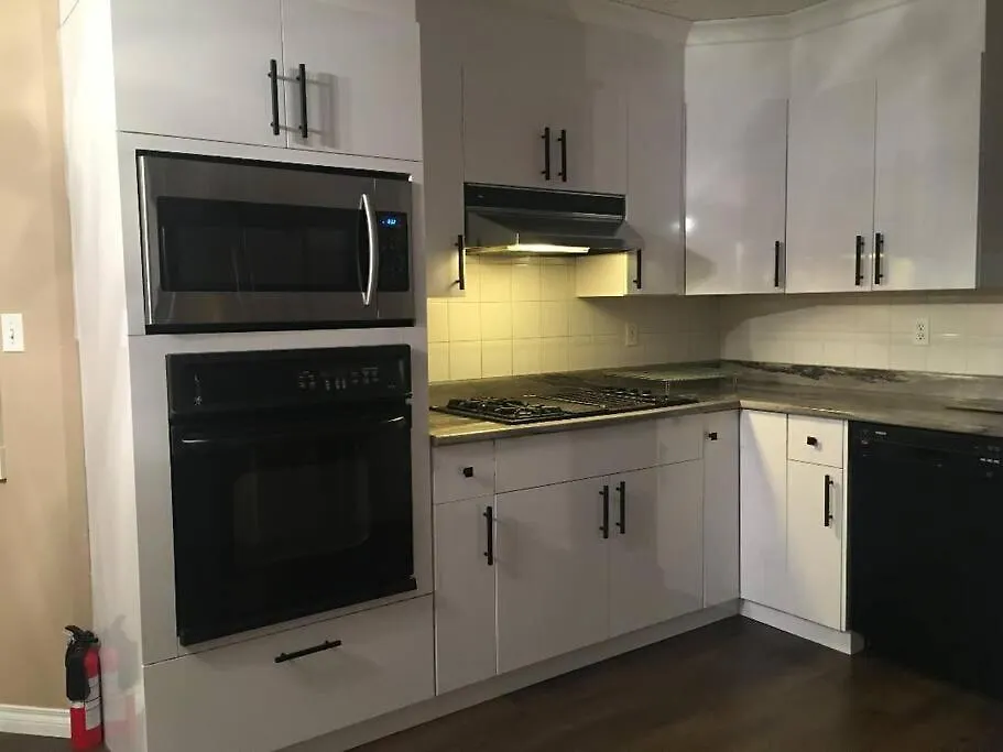 Renovated 4 Bedrooms 20 Sleeps Shopping Center 埃德蒙顿 度假居