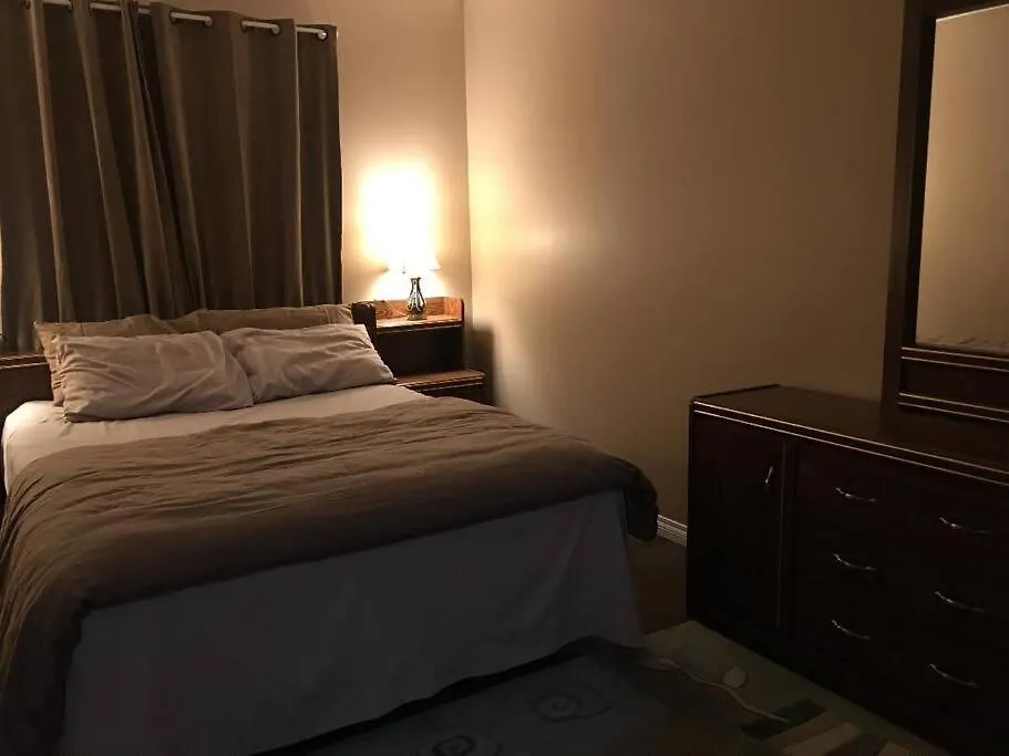 Renovated 4 Bedrooms 20 Sleeps Shopping Center 埃德蒙顿